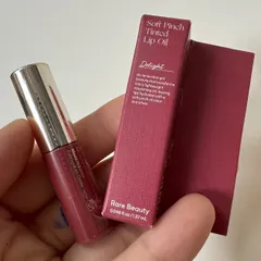 Son Bóng Rare Beauty Mini 1.37g - Màu Delight, Dưỡng Ẩm, Không Dính, Chất Son Lỏng Mướt, Đôi Môi Căng Bóng, Sáng Màu