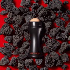 Thanh lăn hút dầu đá núi lửa Revlon Volcanic Stone Roller - Giải pháp kiểm soát dầu thừa cho làn da sáng khỏe, tiện lợi và thời trang.
