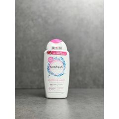 Dung dịch vệ sinh phụ nữ Femfresh Soothing Wash 250ml - Làm sạch và chăm sóc vùng nhạy cảm, hỗ trợ ngăn ngừa viêm nhiễm, hàng nhập khẩu Anh