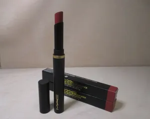 Son Mac Powder Kiss Velvet Blur Lipstick 899 - Son Môi Mịn Màng, Đế Đỏ Quyến Rũ, Dễ Dàng Tán, Phù Hợp Mọi Dịp