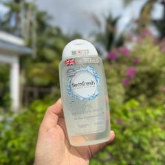 Dung dịch vệ sinh phụ nữ Femfresh 0% Sensitive Wash 250ml - Sạch sẽ, nhẹ nhàng cho da nhạy cảm, thuần chay, dưỡng ẩm, tươi mát 24h