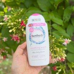 Dung dịch vệ sinh phụ nữ Femfresh Soothing Wash 250ml - Hỗ trợ kháng viêm, tươi mát, an toàn cho mọi phụ nữ.