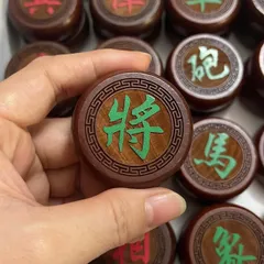 Bộ Cờ Tướng Gỗ Hamlock Đỏ 47mm Khắc Nổi Viền Hoa Văn - Đồ Chơi Giải Trí Truyền Thống Cho Gia Đình