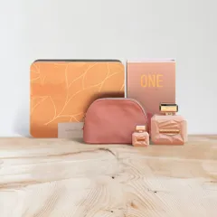 Set nước hoa nữ Jennifer Lopez One EDP gồm 1 nước hoa 100ml + 1 nước hoa 10ml + 1 túi ví