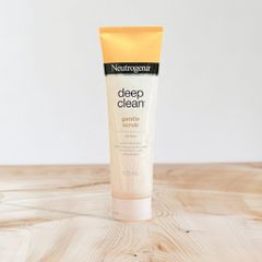 Sữa rửa mặt tẩy tế bào chết Neutrogena Deep Clean Gentle Scrub Oil Free 125ml