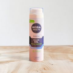 Gel cạo râu Nivea Men Sensitive 200ml - Bảo vệ tức thì cho da nhạy cảm, chống kích ứng và giúp da mềm mại, mịn màng.