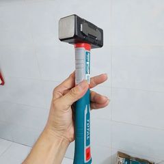 Búa Tạ Total THSTH61000 1kg - Công Cụ Xử Lý Nhiệt, Thép Carbon Chắc Chắn, Tay Cầm Sợi Thủy Tinh Thiết Kế Thoải Mái