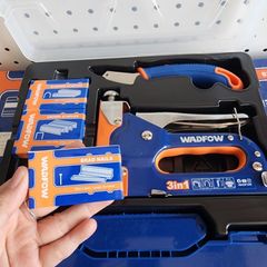 Bộ kìm bấm ghim 3 trong 1 Wadfow WGU4B06 - Dụng cụ đa năng với 1500 đinh và dụng cụ gỡ ghim, hộp xách tay tiện lợi cho DIY và sửa chữa.