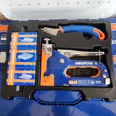 Bộ kìm bấm ghim 3 trong 1 Wadfow WGU4B06 - Dụng cụ đa năng với 1500 đinh và dụng cụ gỡ ghim, hộp xách tay tiện lợi cho DIY và sửa chữa.