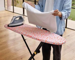 Bàn ủi điều chỉnh chiều cao Joseph Joseph Glide 50027 - Thiết kế gọn nhẹ, chân đế độc đáo, lý tưởng cho việc giặt giũ và chăm sóc quần áo.