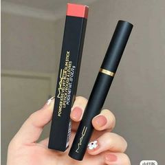 Son môi Mac 878 Slim Dubonnet Buzz – Màu đỏ quyến rũ, dưỡng ẩm mềm mịn, chất lượng cao, phù hợp mọi tone da, trang điểm hoàn hảo.