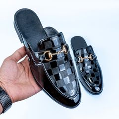 Giày Sục Nam Da PU Đen Bóng Kính - Giày Xục Đế Mềm Họa Tiết Ô Vuông Gắn Xích Vàng Cao Cấp RUNO G56