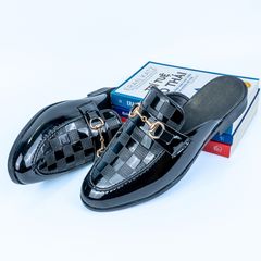 Giày Sục Nam Da PU Đen Bóng Kính - Giày Xục Đế Mềm Họa Tiết Ô Vuông Gắn Xích Vàng Cao Cấp RUNO G56