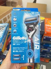 Dao cạo râu Nhật Bản Gillette Fusion Proglide 5 lưỡi cao cấp với cán và đầu bảo vệ - trải nghiệm cạo râu mượt mà, hiệu quả.