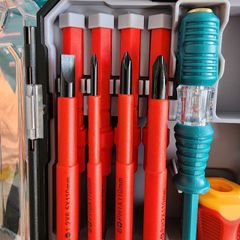 Bộ Tuốc Nơ Vít Cách Điện 10 Chi Tiết Total THTIS5106 - Dụng Cụ An Toàn Cho Thợ Điện và Sửa Chữa, Thép Hợp Kim Bền Bỉ