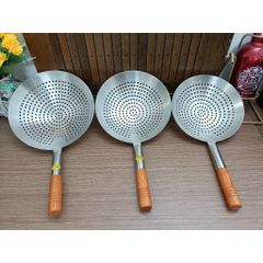 Vợt Vớt Xương Cao Cấp Cán Gỗ - Dùng Vớt Rau Củ, Thức Ăn Chiên, Inox 304 Bền Đẹp - Đồ Dùng Bếp Chất Lượng Nhật Bản (TV145)