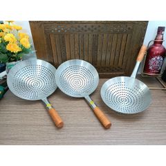 Vợt Vớt Xương Cao Cấp Cán Gỗ - Dùng Vớt Rau Củ, Thức Ăn Chiên, Inox 304 Bền Đẹp - Đồ Dùng Bếp Chất Lượng Nhật Bản (TV145)