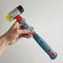 Búa nhựa và cao su 40mm Total THRUH6940 - Bền chắc, đầu búa mềm bảo vệ bề mặt, lý tưởng cho công việc cơ khí và DIY