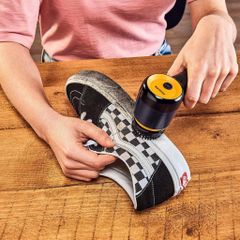 Máy Vệ Sinh Giày Sneaker Philips GCA1000/60 - Giải Pháp Hiệu Quả Giữ Giày Sáng Mới, Thiết Kế Nhỏ Gọn, Pin AA, Đầu Bàn Chải Đa Dụng