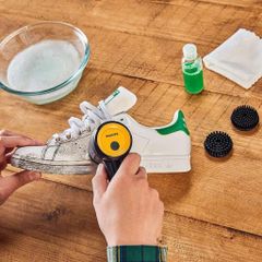 Máy Vệ Sinh Giày Sneaker Philips GCA1000/60 - Giải Pháp Hiệu Quả Giữ Giày Sáng Mới, Thiết Kế Nhỏ Gọn, Pin AA, Đầu Bàn Chải Đa Dụng