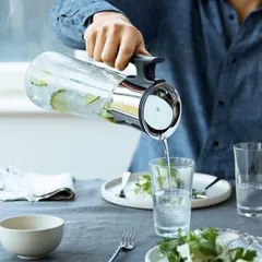 Bình đựng nước thủy tinh WMF Basic 1.5L có tay cầm - Thiết kế hiện đại, chịu nhiệt tốt, an toàn cho sức khỏe