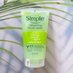 Sữa Rữa Mặt Simple Kind To Skin Refreshing Facial 150M (Mẫu Mới) 300717