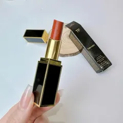 Son môi Tom Ford 93 Satin Matte Invite Only - Màu đỏ ruby quyến rũ, chất son mềm mại, bền màu cho mọi dịp sử dụng.