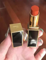 Son môi Tom Ford 93 Satin Matte Invite Only - Màu đỏ ruby quyến rũ, chất son mềm mại, bền màu cho mọi dịp sử dụng.