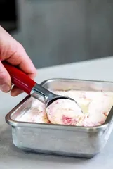 Muôi múc kem KitchenAid Classic - Dụng cụ nhà bếp chuyên dụng, tay cầm công thái học, dễ sử dụng và vệ sinh nhanh chóng