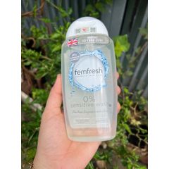 Dung dịch vệ sinh phụ nữ Femfresh Sensitive Wash 250ml - An toàn cho da nhạy cảm, không gây dị ứng, chiết xuất lô hội