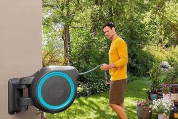 Bộ vòi tưới treo tường tự động Gardena 18625-20, 30m, tiện lợi cho việc tưới cây, vệ sinh sân vườn, tiết kiệm không gian.