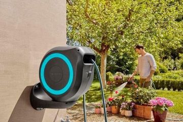 Bộ vòi tưới treo tường tự động Gardena 18625-20, 30m, tiện lợi cho việc tưới cây, vệ sinh sân vườn, tiết kiệm không gian.
