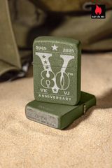 Bật Lửa Zippo Kỷ Niệm 80 Năm VE/VJ Day - Hạn Chế 9000 Chiếc, Vỏ Thép Green Crackle, Quà Tặng Sưu Tầm Độc Đáo