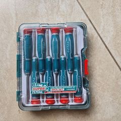 Bộ 8 Tua Vít Total THT250826 - Dụng Cụ Tiện Ích Chất Lượng Cao, Tay Cầm Thoải Mái, Hộp Nhựa Tiện Dụng