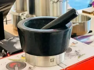 Bộ Chày Cối Đá Granit Zwilling Đức - Dụng Cụ Nhà Bếp Chất Lượng Cao, Đế Thép Chịu Lực, Thiết Kế Sang Trọng 15x15x10 cm