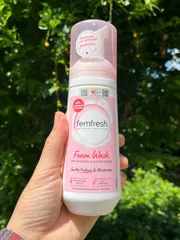 Gel Tắm Vệ Sinh Phụ Nữ Femfresh Foam Wash Bơ Shea & Sữa Yến Mạch 150ml - Dưỡng ẩm, Cân bằng pH, Thân thiện với vi sinh vật