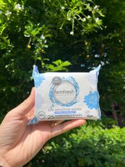 Khăn ướt Vệ Sinh Vùng Kín Nhạy Cảm Femfresh 0% Sensitive - 25 Tờ, Chiết Xuất Lô Hội, An Toàn, Kháng Khuẩn, Dễ Dàng Sử Dụng