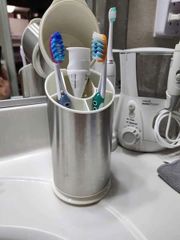 Hộp đựng bàn chải và kem đánh răng Oxo - Thiết kế hiện đại, chất liệu thép không gỉ, sắp xếp gọn gàng cho phòng tắm tiện nghi.