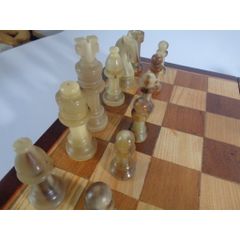 Cờ Vua Sừng Trâu Đen Trắng Cao 7,4cm, Bàn Cờ Vua Gỗ Hương Kích Thước 35CM X 35CM X 2,5 Giúp Trẻ Phát Triển Trí Tuệ