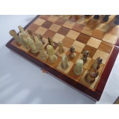Cờ Vua Sừng Trâu Đen Trắng Cao 7,4cm, Bàn Cờ Vua Gỗ Hương Kích Thước 35CM X 35CM X 2,5 Giúp Trẻ Phát Triển Trí Tuệ
