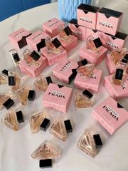 Nước hoa Prada Eau de Parfum 7ml - Hương thơm quyến rũ, nhỏ gọn, hoàn hảo cho cả ngày và đêm, món quà lý tưởng cho người yêu thích thời trang.