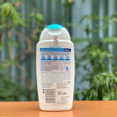 Dung dịch vệ sinh phụ nữ Femfresh Active Wash 250ml - Sản phẩm nhập khẩu từ Anh, an toàn cho mọi độ tuổi, hỗ trợ sự tươi trẻ và khỏe mạnh.