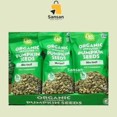 Hạt bí hữu cơ rang muối biển Go Raw Organic Pumpkin Seeds sea salt 624g của Mỹ