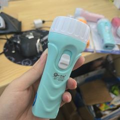 Đèn Pin Tích Điện Siêu Sáng QIAO YU - Nhỏ Gọn, Dễ Mang Theo, Chống Nước, Kèm Đèn Kim Loại - Lý Tưởng Cho Dã Ngoại và Cúp Điện