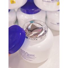 Kem Dưỡng Ẩm Vitamin E Aron Thái Lan 200g - Dưỡng Da Mịn Màng, Trắng Hồng Tự Nhiên, Phục Hồi Da Khô, Ngăn Ngừa Lão Hóa