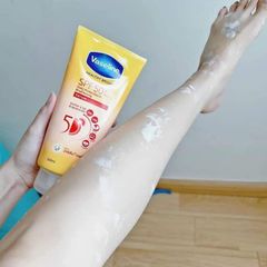 Serum Chống Nắng Toàn Thân Vaseline 50X - Bảo Vệ Da Với SPF 50+ PA++++, Dưỡng Da Sáng Rạng Ngời, 300ml