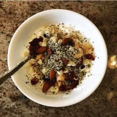 Hạt Mix Wild Roots Coastal Berry 737g - Hạnh Nhân, Hạt Điều, Nam Việt Quất, Dâu Tây, Viên Chip Yogurt - Đồ Ăn Ngon Bổ Dưỡng, Hàng Mỹ Chính Hãng