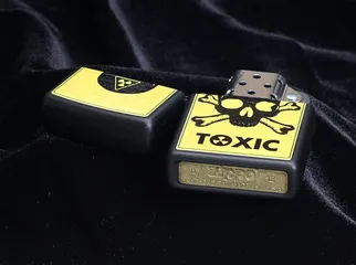 Bật Lửa Zippo 28310 - Mẫu Toxic Skull and Crossbones Đen Mờ, Quà Tặng Độc Đáo Cho Fan Hâm Mộ Hình Xăm