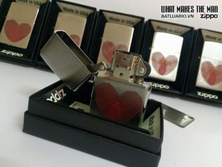 Zippo 29068 - Bật Lửa Brushed Chrome In Hình Đôi Tay Trái Tim - Quà Tặng Độc Đáo Cho Người Yêu