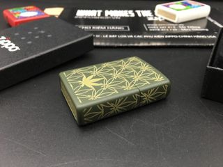 Zippo 29589 - Bật Lửa Màu Xanh Nhám Họa Tiết Lá - Quà Tặng Mỹ Nghệ Cao Cấp Cho Người Yêu Thích Thể Thao Và Du Lịch